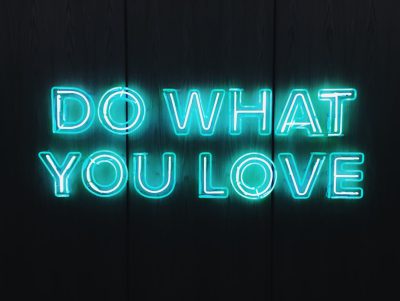 DO(Pointer, FTextEdit mö од appointments, in the style of teal neon lights on a black background, glowing text with the words "just do what you love" --ar 4:3