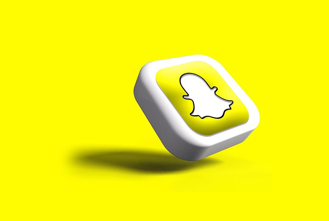 white and yellow snapchat logo on solid background, white is the main color of the app with the symbol being an outline of ghost icon in the middle, floating in air, 3d render, high resolution photography, professional studio lighting, ultra realistic, highly detailed