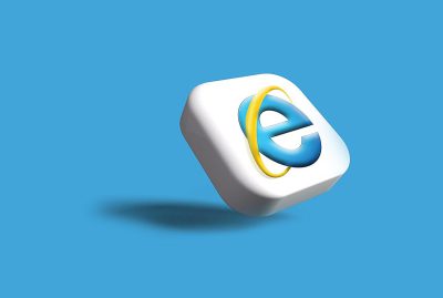 An icon of the old Tamulalle cover button in Internet Explorer on a blue background. The "E" letter is large and bold with a yellow outline, while the rest of the letters are white. There is no shadow under it. It has two colors: white for the sticker and a dark grey border.