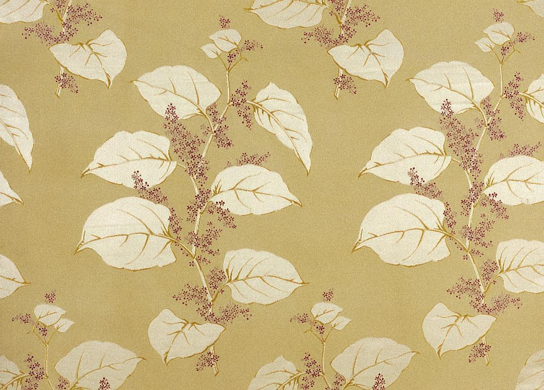 An elegant pattern of leaves and flowers on gold wallpaper, the leaves have white edges with purple accents, the background is a soft beige color, the design includes small pink blossoms scattered throughout, the overall effect should be graceful and sophisticated, with an emphasis on natural beauty and elegance in the style of a master artist.