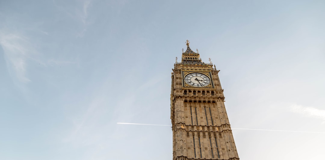 Big Ben in London, blue sky, clear weather, no clouds, no jet trails, centered shot, photo realistic, taken with Canon EOS R5 at F2, ISO100, 89mm f/4, in the style of no artist. –ar 128:63