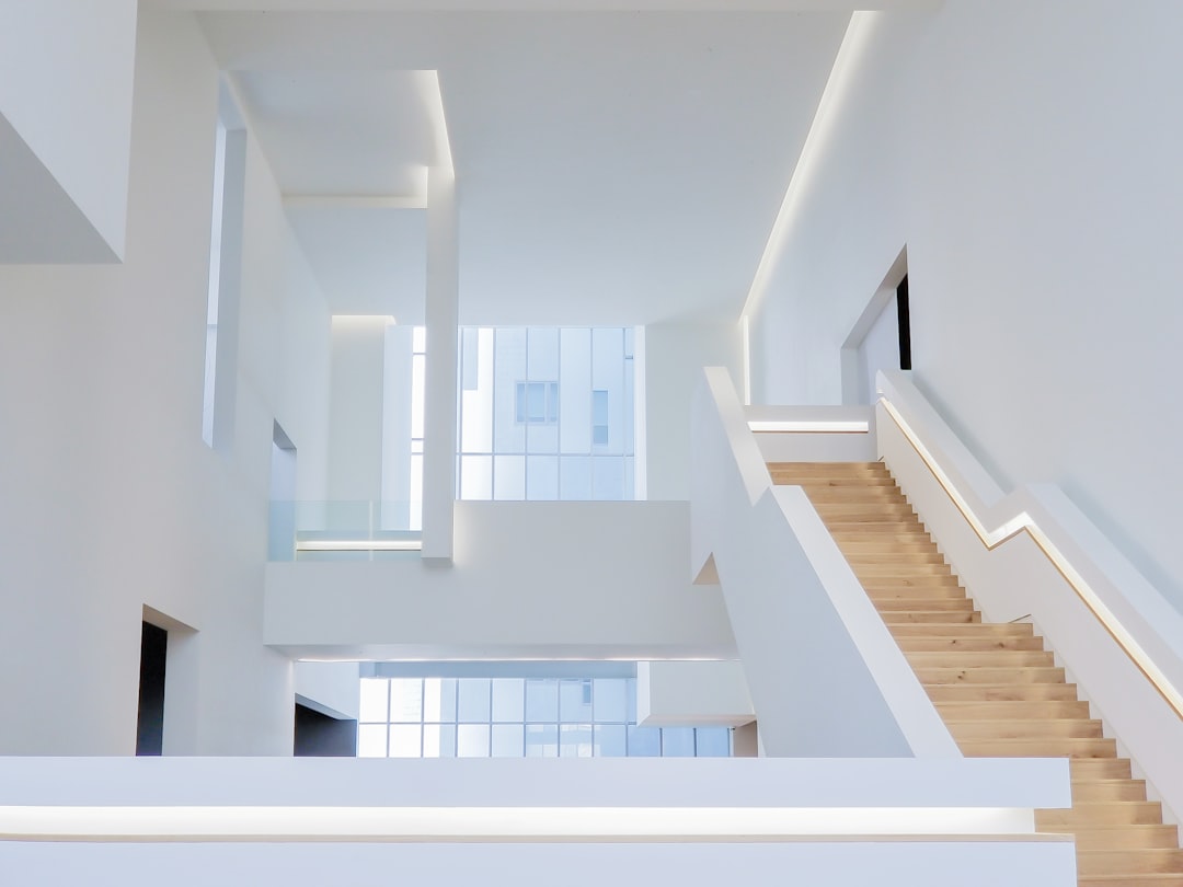 Modern white interior of museum hall with staircase, high angle view, close up shot, natural light from windows, modern architecture, minimalist design in the style of minimalist design. –ar 4:3