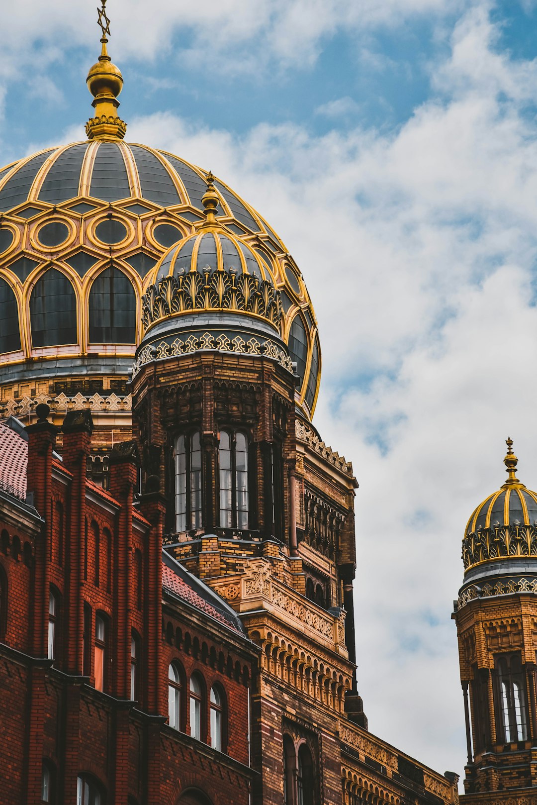 photo of the new western building, Berlin Jewish Temple with golden domes and red brick walls, on a sunny day, blue sky, white clouds, in the style of Sony Alpha A7 III –ar 85:128