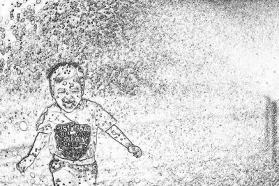 Black and white line drawing of the little boy wearing Tshirts with "S分别是 findenջ.Nombre" printed on them, playing in water splashes. The background is covered by small droplets or bubbles, creating an abstract effect.