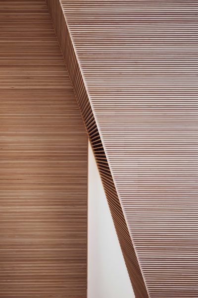 A close-up photo of the corner detail on an interior wall made from light brown wood slats in a modern, minimalist architectural style reminiscent of architectural photography featured in Architectural Digest. --ar 85:128