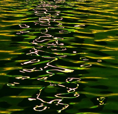 Abstract green water ripples, golden reflections, and the sunlight's reflection on calm waters. --ar 128:123