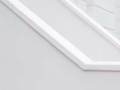 A closeup of the white corner in an empty room, featuring a diagonal composition with a diagonal line of thin and clean lines that resemble stairs or collar beams. The background is pure white, creating a stark contrast to highlight the architectural details. This minimalistic design emphasizes simplicity and elegance through the geometric shape of these straight, uniform lines. by minimalist style, coloring page cartoon drawing --ar 128:95