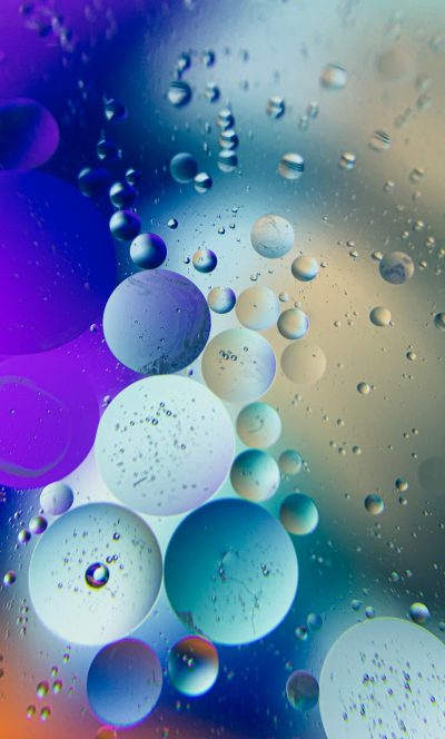 Colorful bubbles of oil and water on the surface, blue purple background, macro photography in the style of studio light, high resolution photography in the style of Nikon dslr, sharp focus, highly detailed --ar 77:128