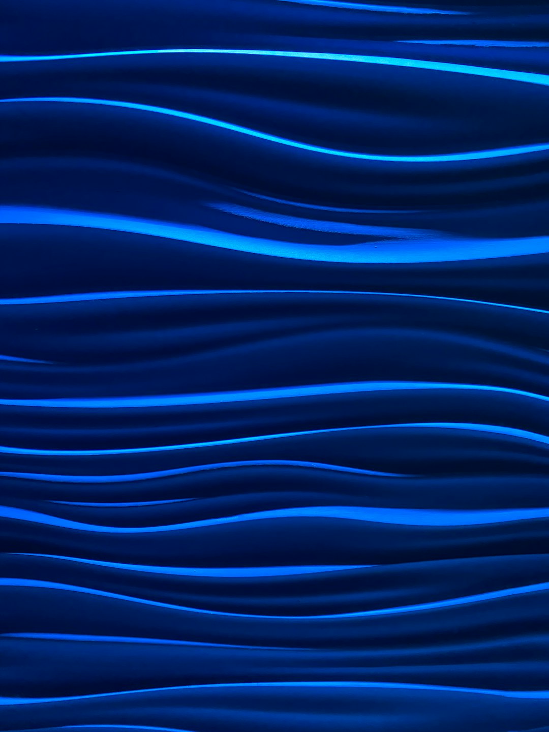 Blue wave background, dark blue color, light and shadow, lines of different sizes on the surface of water waves, abstract style, high resolution, 3D rendering, bright lighting, high detail, wide angle lens, blue tone. –ar 3:4