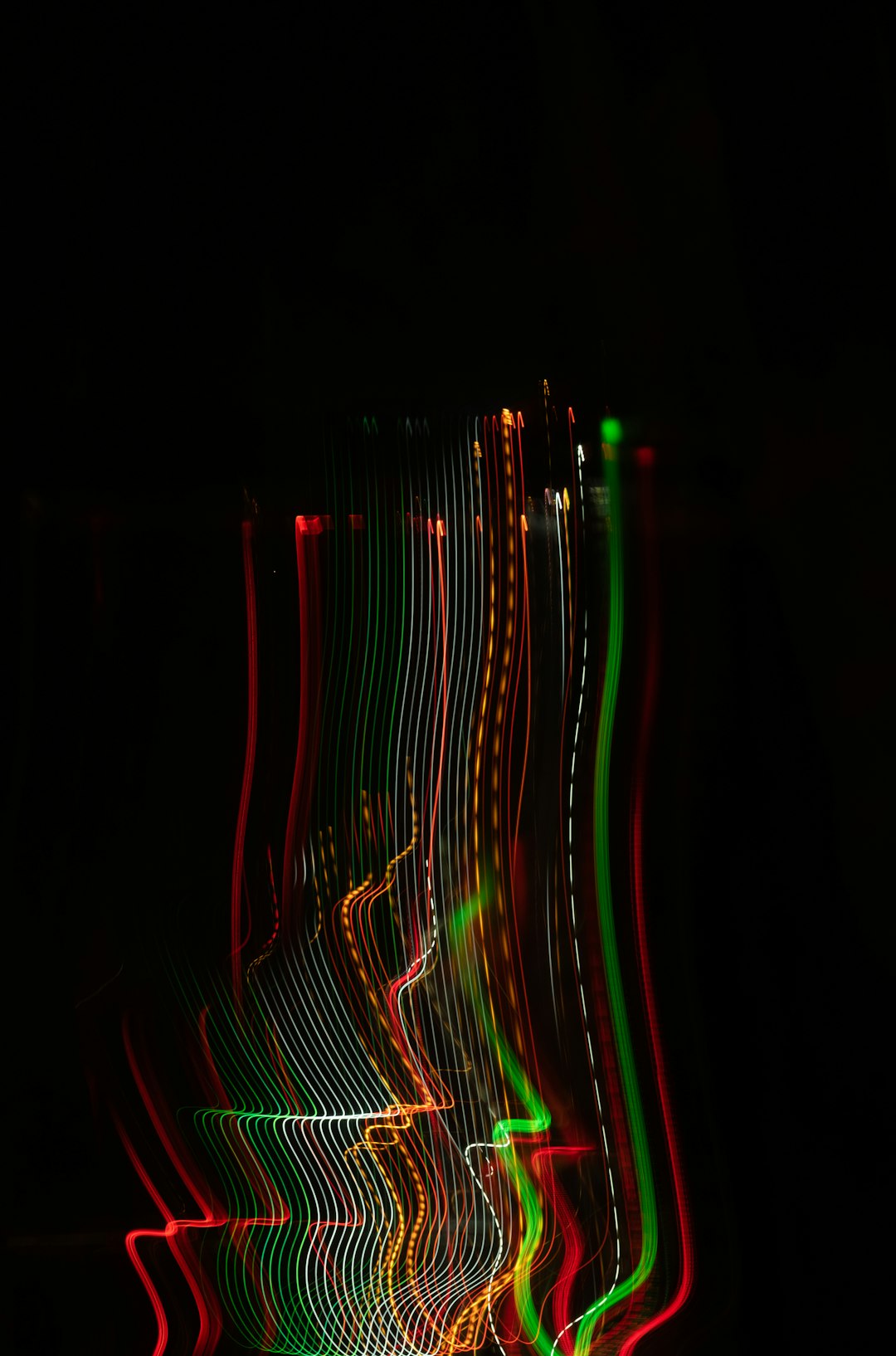 Dark background, long exposure photography, light painting of green and red lines on the screen, curved shape, black background, –ar 21:32