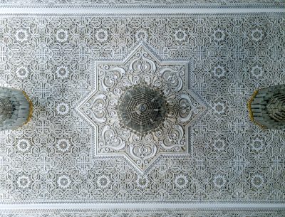 Moroccan ceiling with intricate white and grey patterns, ornate details, symmetrical designs, delicate lacework in the style of symmetrical designs. --ar 128:97