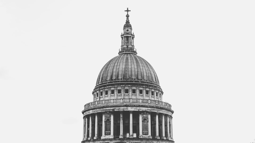 St Paul’s Cathedral dome, closeup, black and white photography, white background, simple composition, architectural photography, minimalist style, high resolution, in the style of minimalist style. –ar 128:71