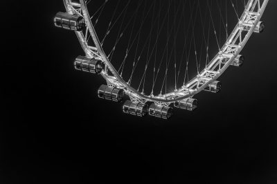 Black and white photography of the Singapore Flyer, minimalistic composition, high contrast, black background, beauty in simplicity, high resolution. The photograph was taken in the style of a minimalist aesthetic with high contrast between the black background and subject, capturing the beauty and simplicity of the scene. --ar 128:85