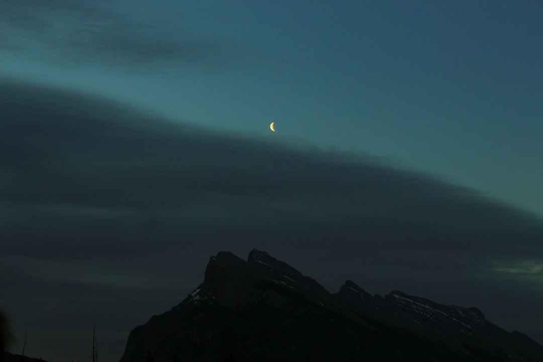 Night, crescent moon and dark sky over the mountain in Canada, distant view, telephoto lens, high definition photography, delicate light and shadow –ar 128:85