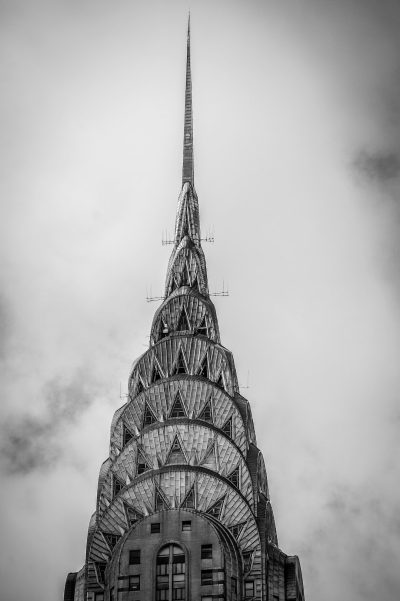 ChDidLoad, the top of The secretly hidden New York building is a spire that stands at an impressive height and uses geometric patterns to create its exterior design. This iconic landmark was designed by portalpunk architect una rista del ch>}' in monochrome. Shot with Sony Alpha A7R IV camera, --ar 85:128