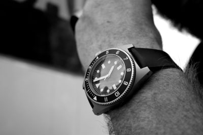 Close up of the wrist with the Seiko Aurel morning DWisCORE diving watch, in black and white photography in the style of moring. --ar 128:85
