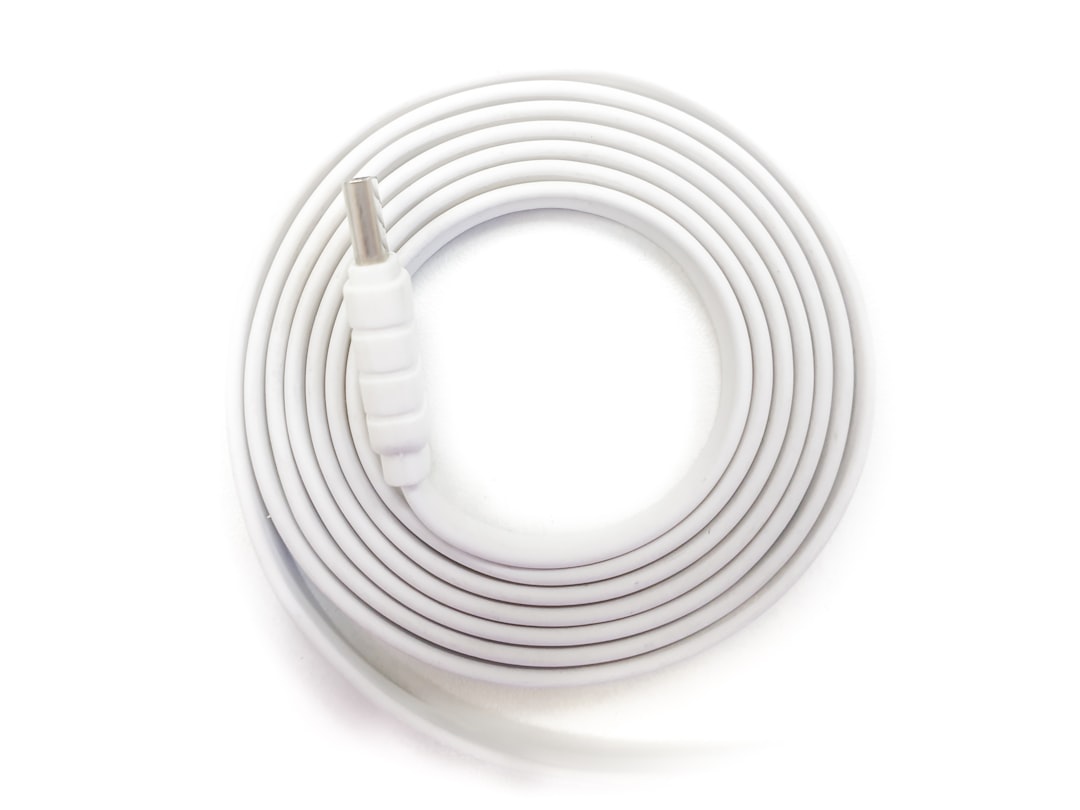 A white round data cable, flat and simple style, white background, top view, high resolution photography, high quality photo, professional studio lighting, soft light, isolated on the left side of the screen, with an outer white ring around it, clean and clear details, high detail, high definition, high resolution, high precision, best quality –ar 4:3