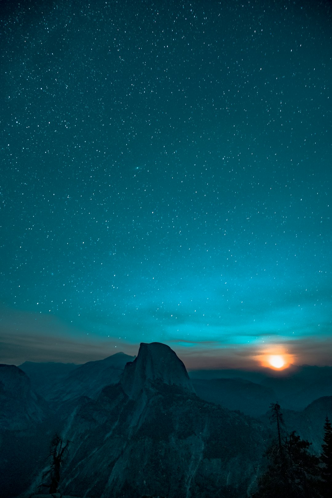 Starry sky over the half dome in yosemite national park, moonlight shining through the stars, blue and teal tones, high resolution photography, professional color grading, soft shadows, no contrast, clean sharp focus, film grain –ar 85:128