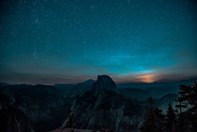 The starry sky over Yosemite National Park, Half Dome mountain, Nikon D850. --ar 128:85