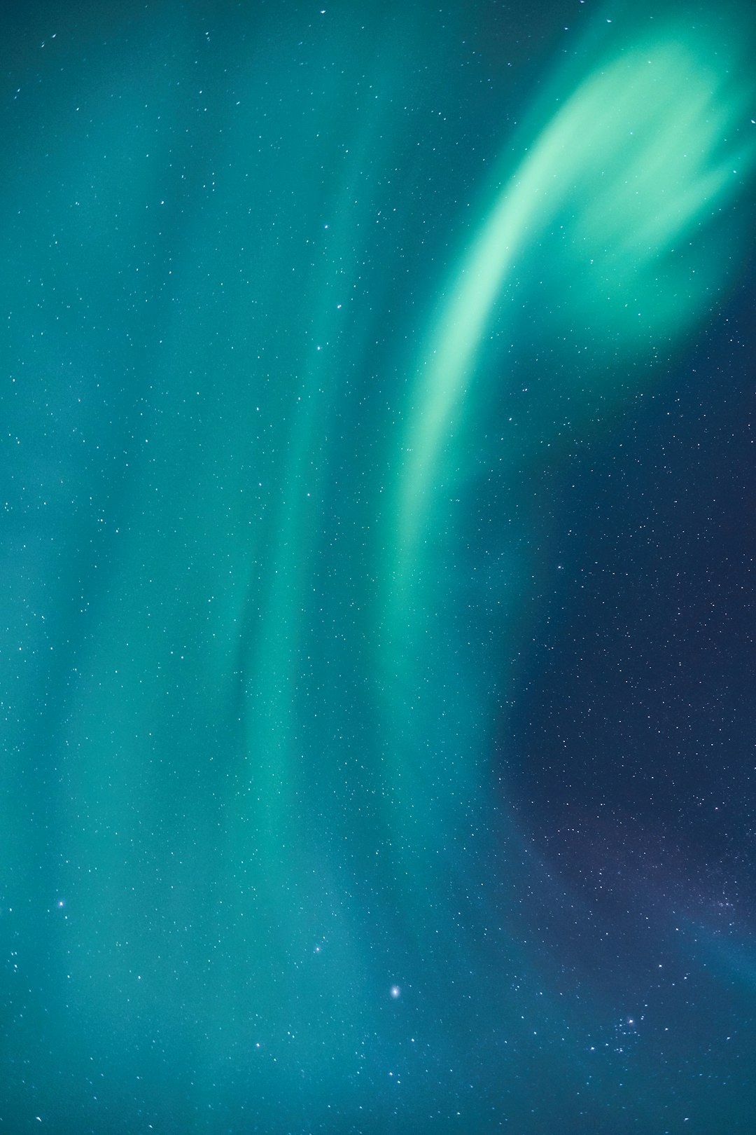 Beautiful northern lights in the sky, blue-green color. Stars in the background for a mobile phone wallpaper. Hyper realistic photography in the style of a professional photograph, with sharp focus and high resolution. Studio lighting and HDR were used to create a high quality image. –ar 85:128