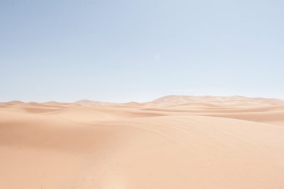 Photo of the desert dunes with a clear sky, wide shot, in the style of unsplash photography. --ar 128:85