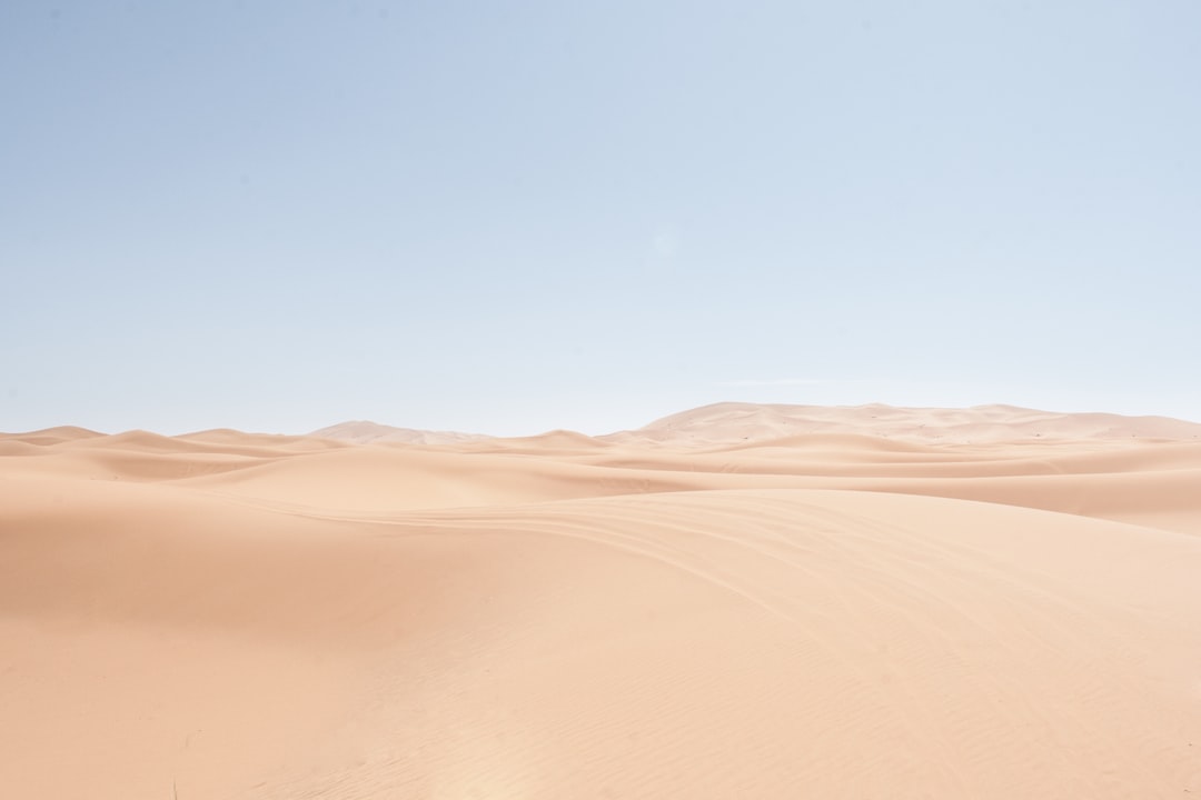 Photo of the desert dunes with a clear sky, wide shot, in the style of unsplash photography. –ar 128:85