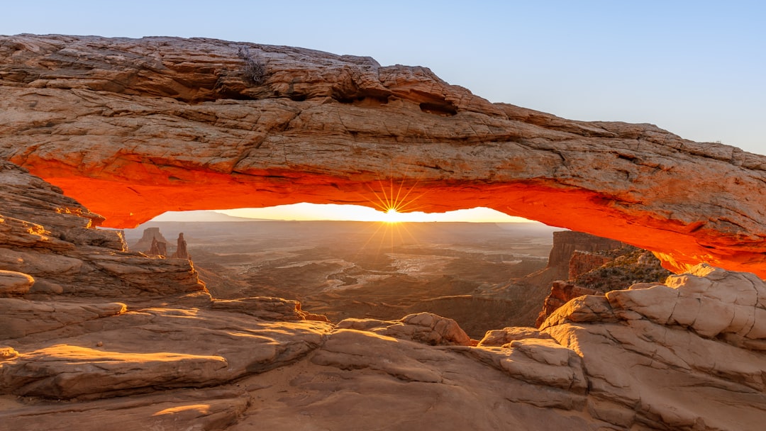 A beautiful sunrise at the Delicate Arch in Arches National Park, Utah with orange light shining through, captured in the style of Canon EOS R5 camera. –ar 16:9