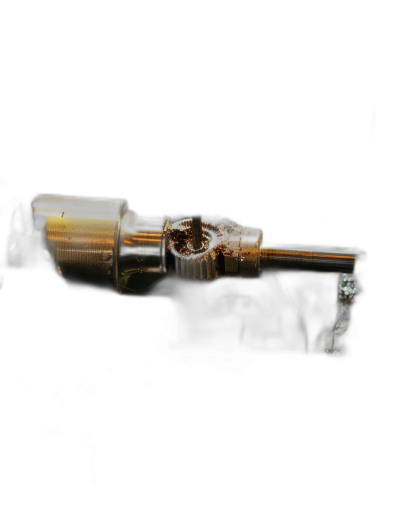 A closeup of the electronic cigarette, showing its golden body and glass mouthpiece, with an empty black background in high definition photography. The overall composition is symmetrical and balanced, highlighting details such as metal texture and diamond embellishments on the material surface. Soft lighting creates a warm atmosphere. In sharp contrast to the surrounding darkness, it highlights exquisite craftsmanship and attractive appearance in the style of modern photography.